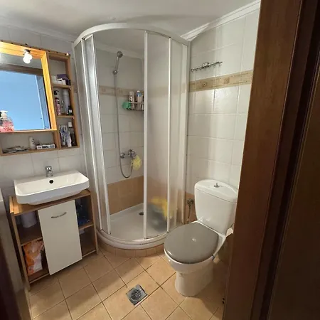 By The Sea Néoi Epivátai