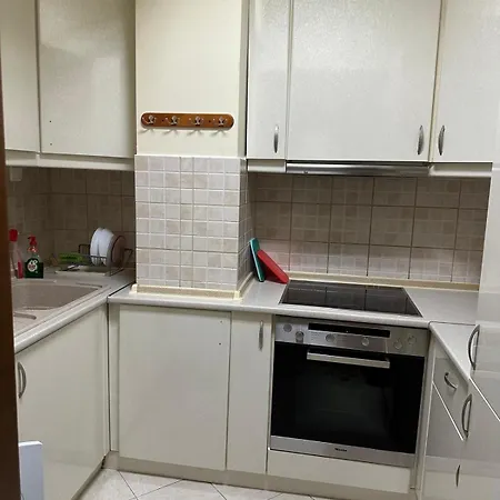 By The Sea * Néoi Epivátai